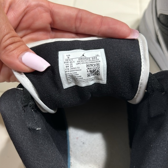 Air Jordans womens sz 9. Worn once inside the house. Didnt mean to order. - Picture 5 of 5